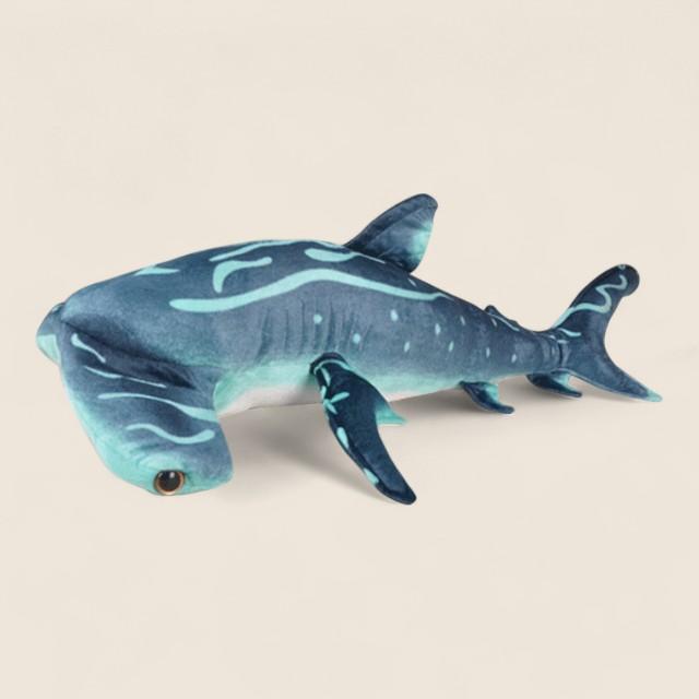 大きな青いハンマーヘッドシャークのぬいぐるみ