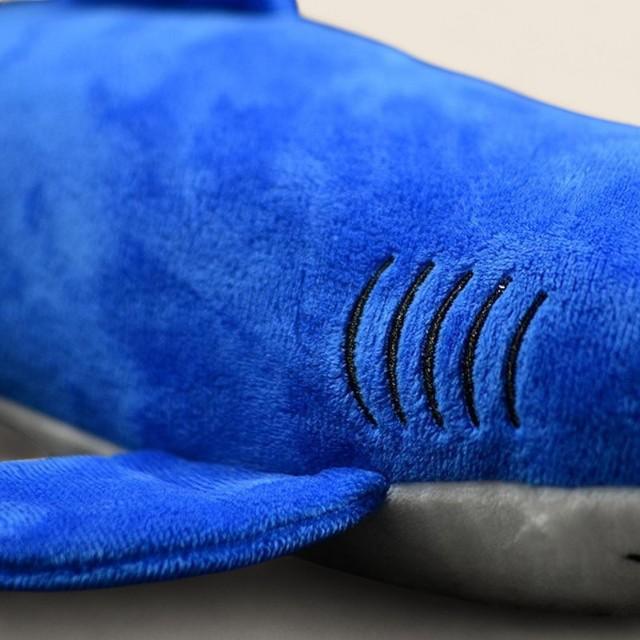 青いサメのふわふわぬいぐるみ