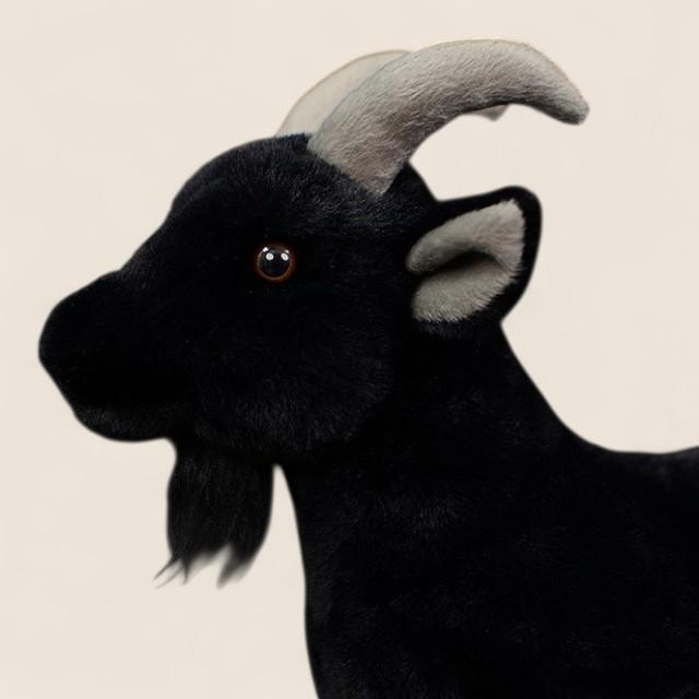 リアルなヤギのふわふわぬいぐるみ