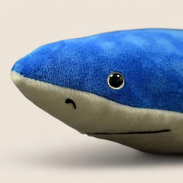 青いサメのふわふわぬいぐるみ