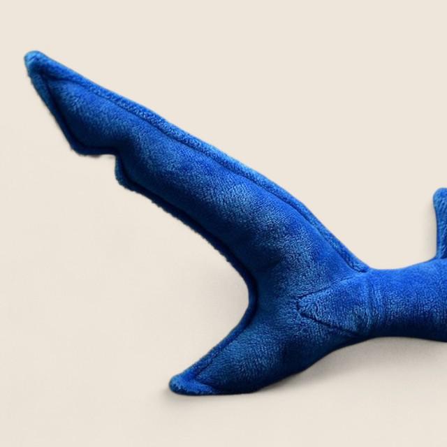 青いサメのふわふわぬいぐるみ