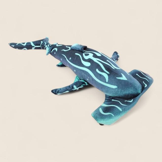 大きな青いハンマーヘッドシャークのぬいぐるみ