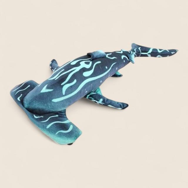 大きな青いハンマーヘッドシャークのぬいぐるみ